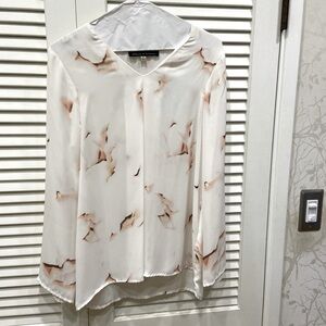 Sweet, high collared, loose waist blouse! Perfect for the office. Like new!!